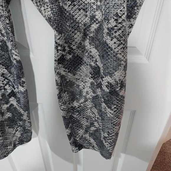 Torrid Jegging - Super Stretch Grey Snakeskin Print in Size 28R - Picture 7 of 16